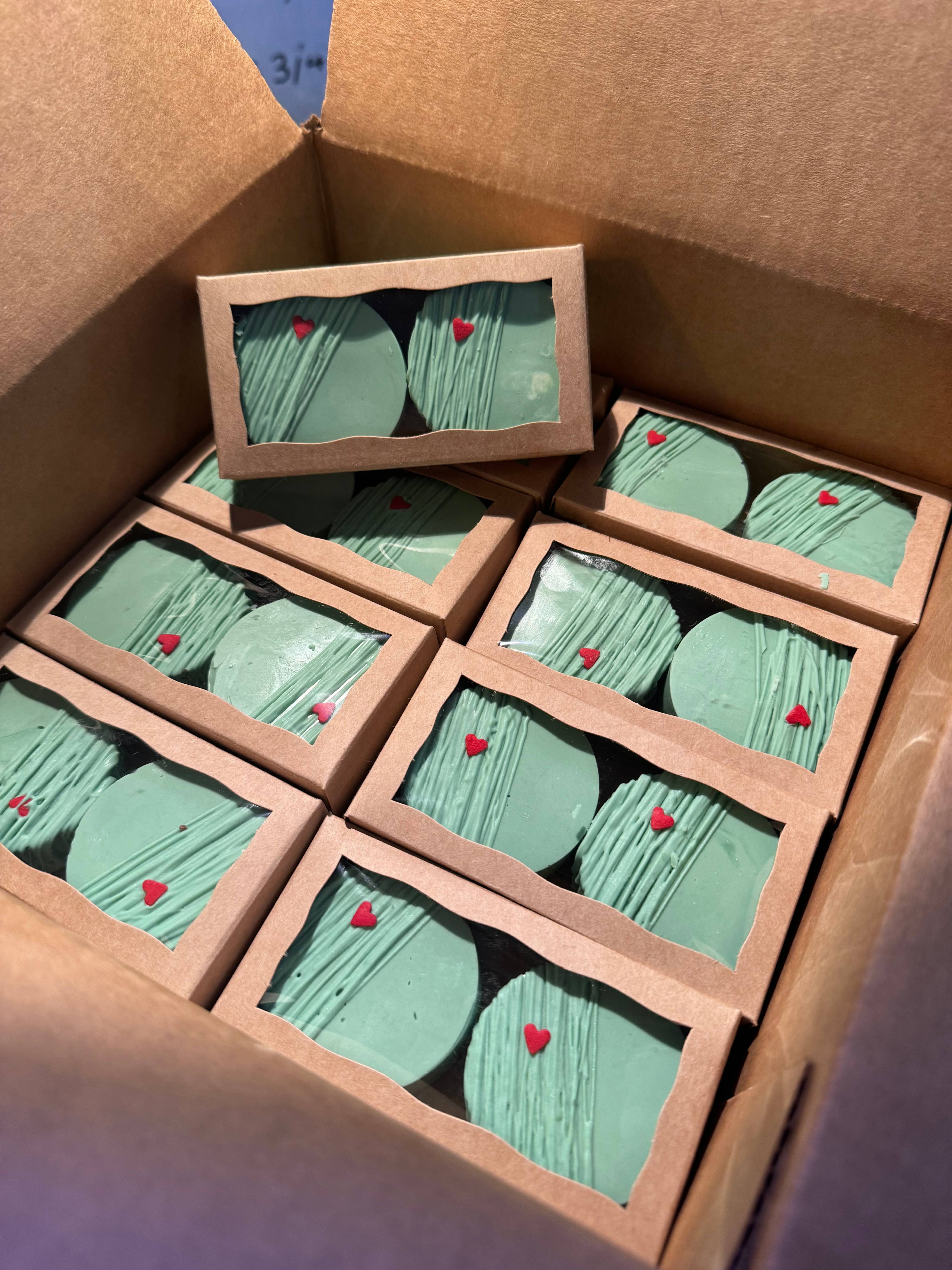 Frosted Cupcakery Bakery - Vente Biscuits - Cookies sandwich au chocolat thème Grouchy Green Guy2