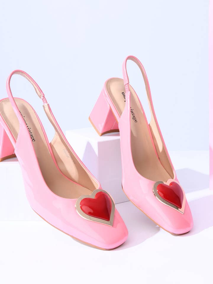 Unique Vintage Slingback-Pumps aus pinkem Lederimitat mit Herzdetails für den Großhandel von Unique Vintage