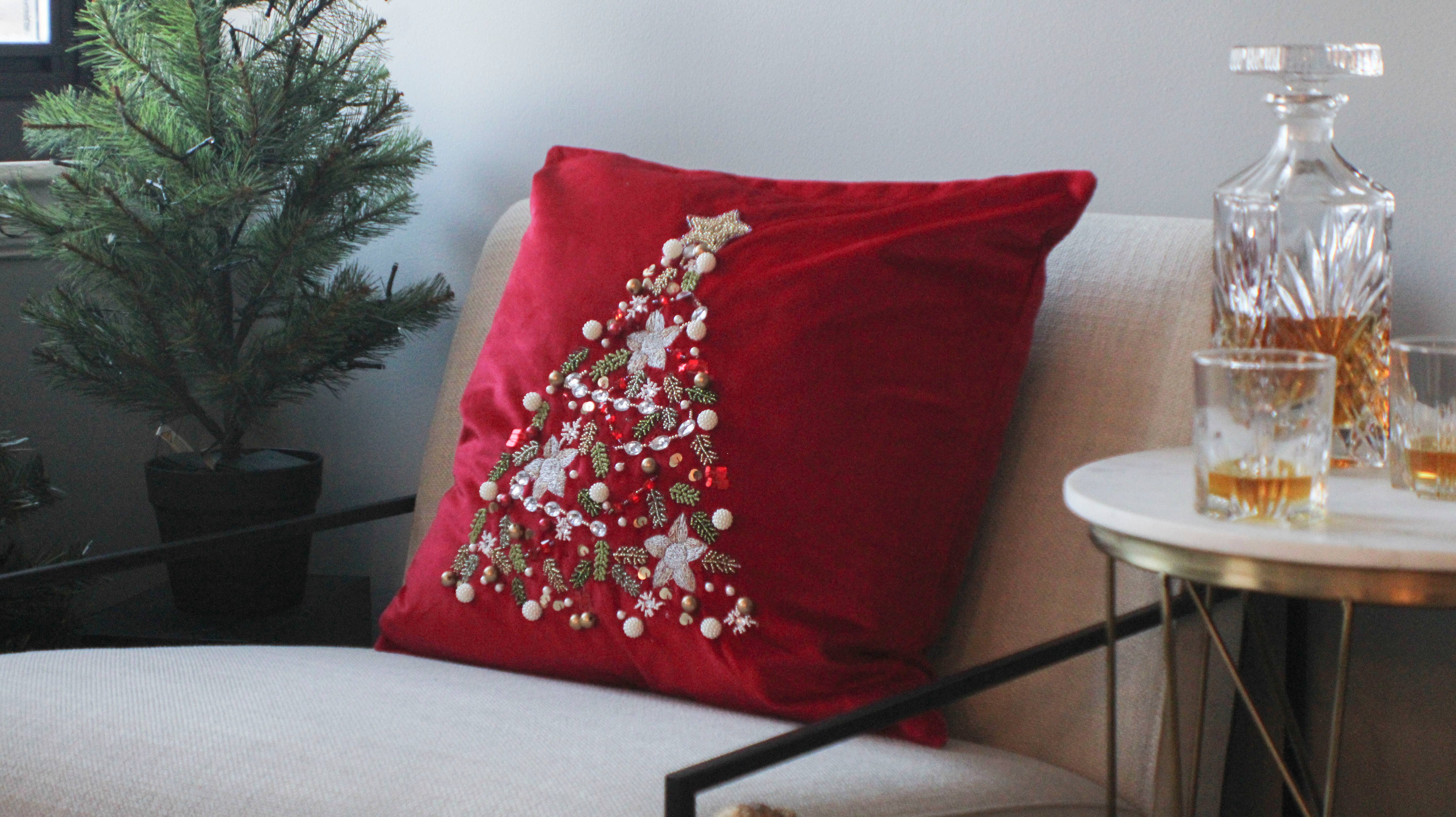 House Of Harkaari – wholesale Dekorativ kudde – Sammet pärlstav nyckfull julgran kudde7