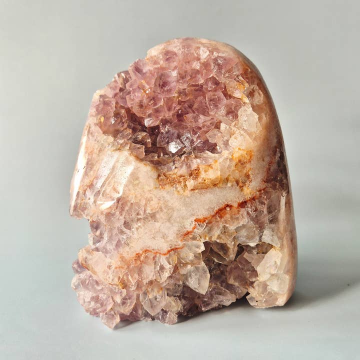 XXL Pierre précieuse Druzy Améthyste Rose Géode Freeform de 3180 grammes Pièce de déclaration pour la vente par Moonlight Gemstones