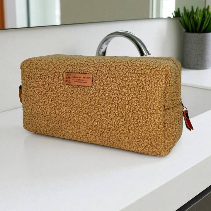 Nomad case M, “Bouclette” camel for wholesale by Emmanuel Création