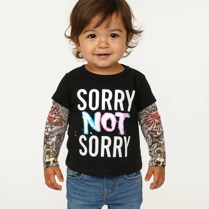 T-shirt à manches longues pour enfants unisexe noir "SORRY NOT SORRY" pour la vente par Fennco Styles