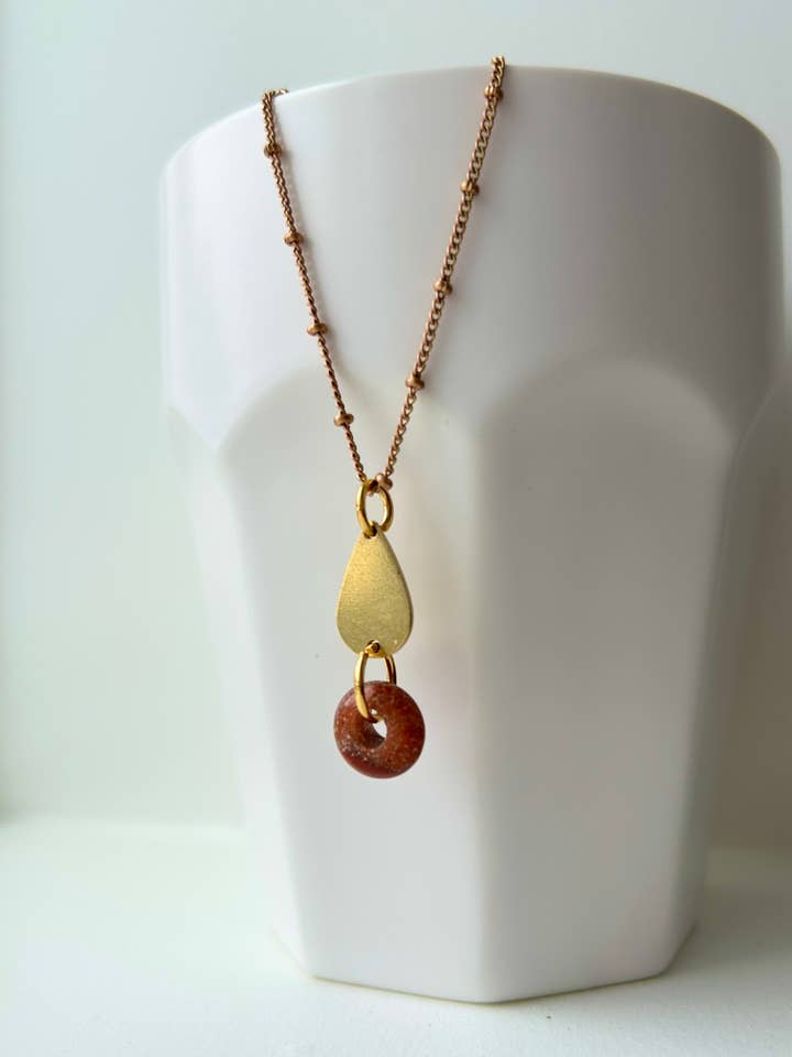 Collier en laiton avec pendentif goutte de soleil pour la vente par Ahimsa Gems