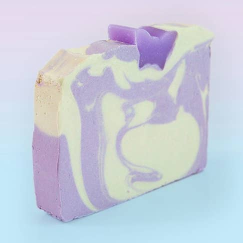 Savon au Beurre de Karité et Lavande Apaisante pour la vente par Lola Soap