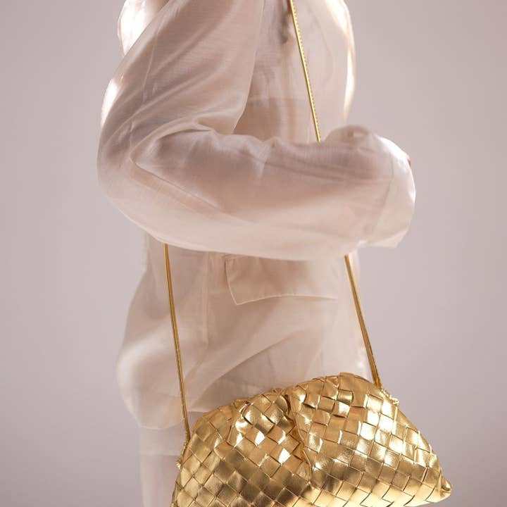 Le Sac Épaule Luxe Tissé Solis pour la vente par Clutch It Handbags