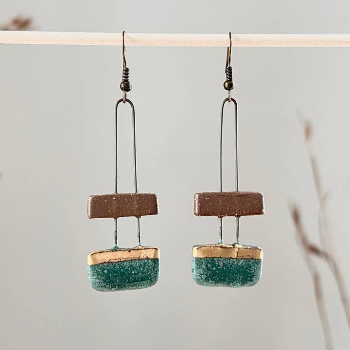 Boucles d'oreilles en argile verte patinée et naturelle pour la vente par The Artifact House