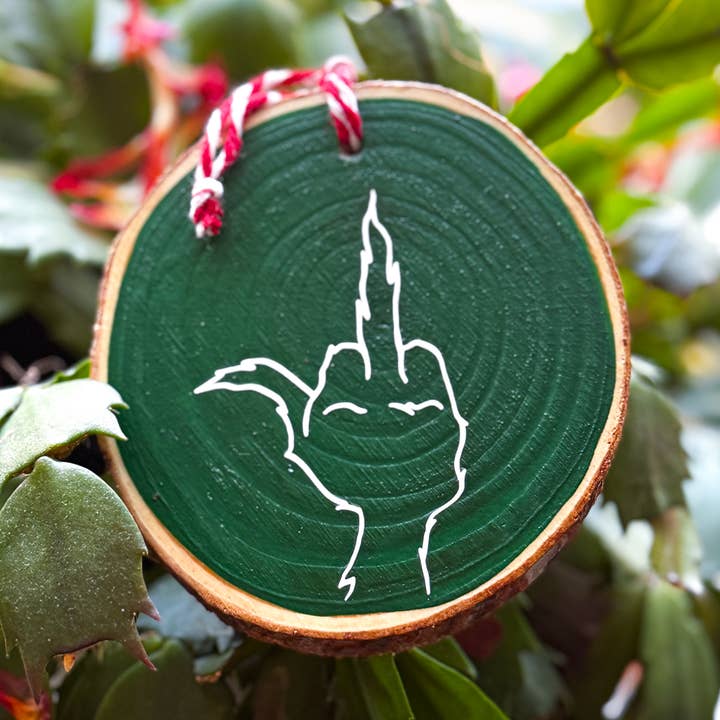 Grinch långfinger träskiva julprydnad för wholesale av Stone Donut Design, LLC