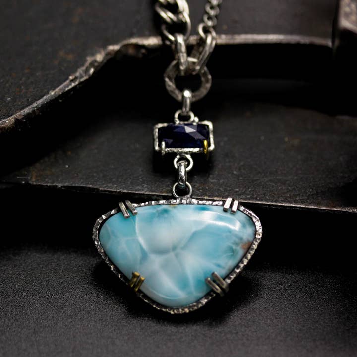 Larimar & blå safir vedhæng med oxideret sølvkæde for engroshandel hos Metal Studio Jewelry