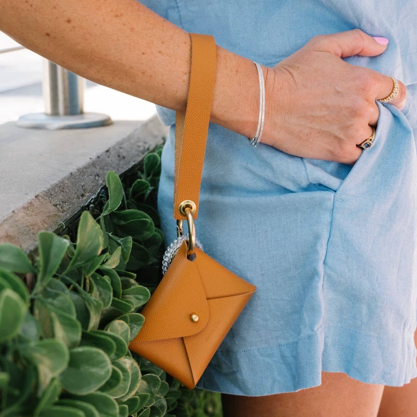 Avryn Co. - Vente Portefeuille – femme - Ensemble de porte-monnaie et pochette en cuir grainé couleur sable tan2