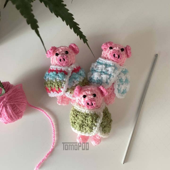 TOMOPOD LLC – wholesale Ornament set – Crochet Pig in a Blanket, Christmas Tree Decor, Door Hanger