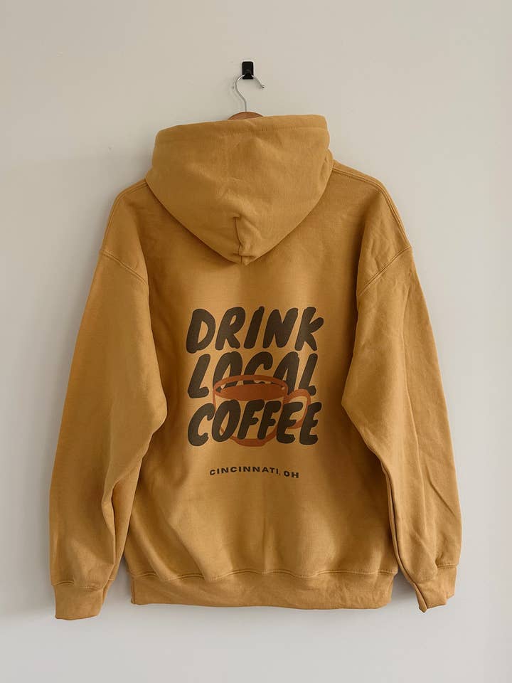 Sweat à capuche "Buvez du café local" - Vieil or (Lourd) pour la vente par Relic96