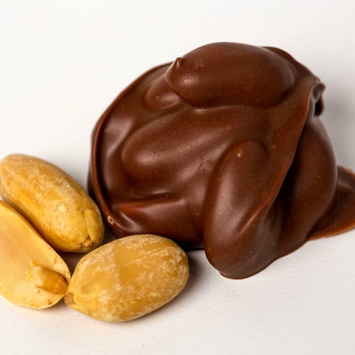 Clusters de cacahuètes au chocolat pour la vente par David Bradley Chocolatier