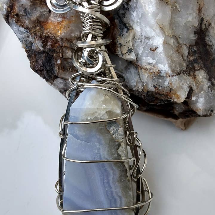 Blauwe Kantagaat Toren Draadgewikkelde Hanger Ketting voor wholesale door Norahz Boutique