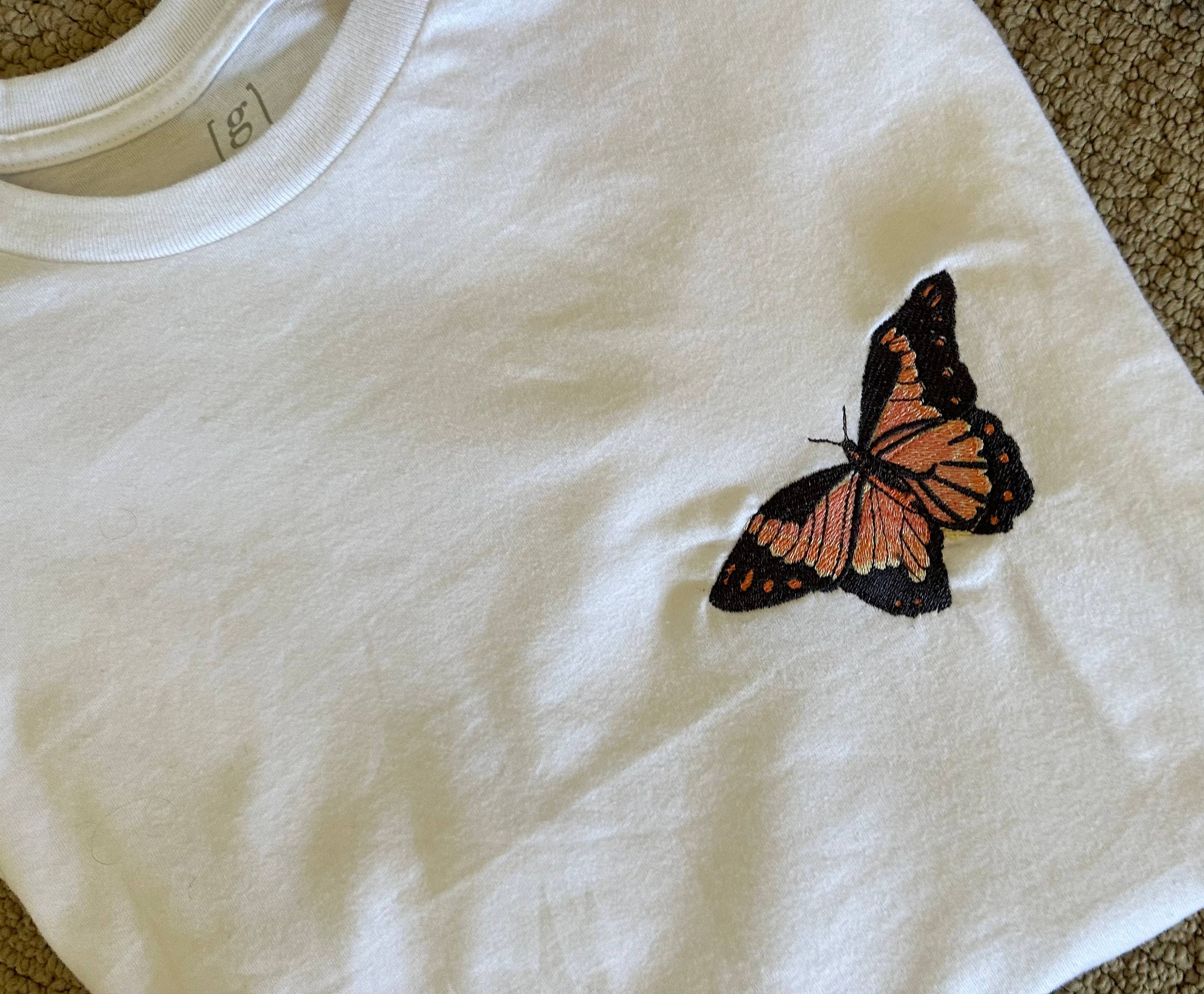 Little Lamb Designs - Vente Bandana – femme - Papillon brodé sur bandana, t-shirt ou combinaison2