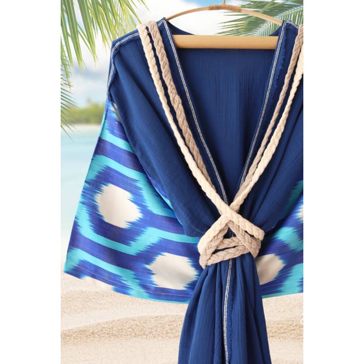 Seiden-Ikate-Musselinrobe Ozeanblau für den Großhandel von MIASETA