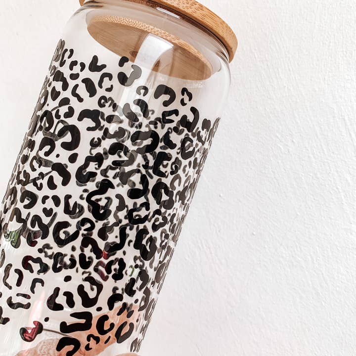 Dottie Wombat – wholesale Drinking glass/cup – Leopard print glass, beer can glass with bamboo lid and straw0