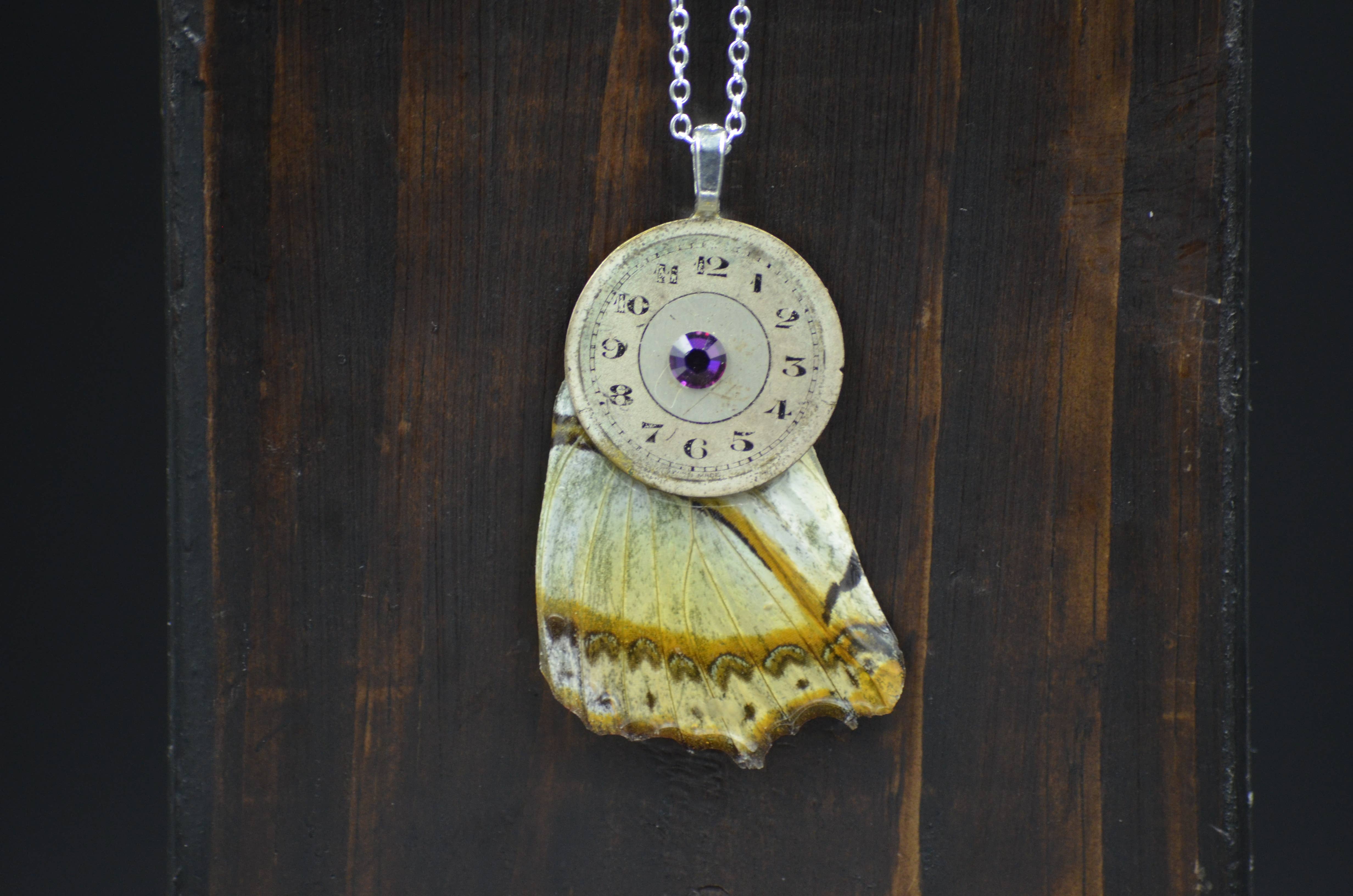 Antiquarian Couture - Venta al por mayor Collares con colgantes/abalorios - Ala de mariposa con esfera y cristal0