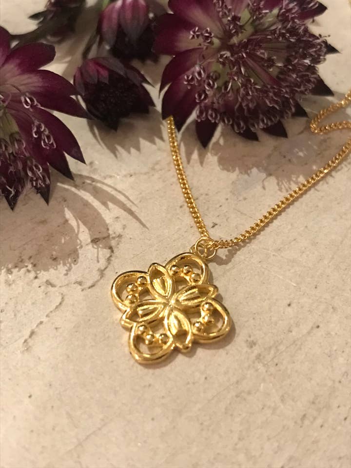 Collier « Pomp », plaqué or pour la vente par Vivaz - Fine Jewellery