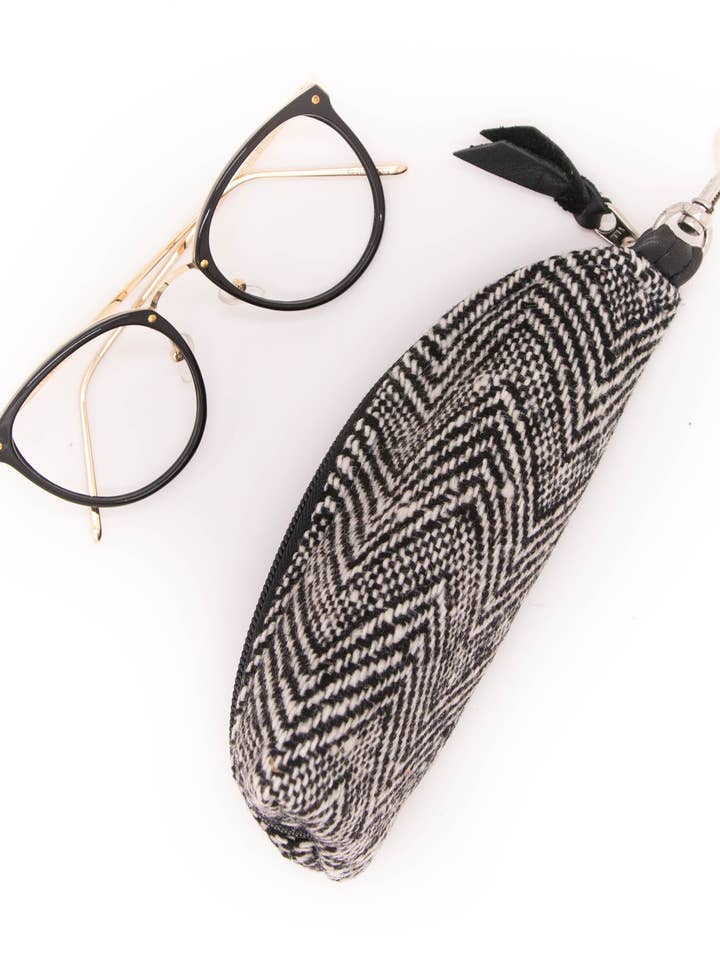 Gewatteerde brillenkoker - Clip op tas met ritssluiting voor wholesale door Crystalyn Kae Accessories