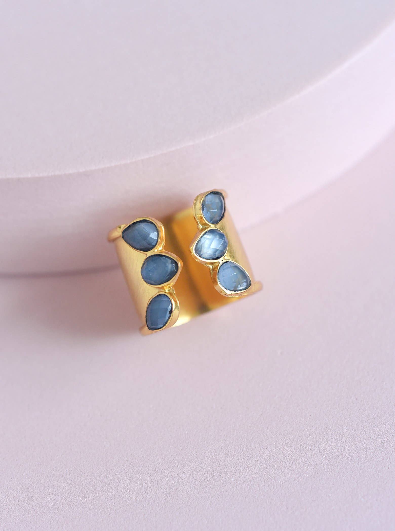 FELIX Z DESIGNS – Großhandel Cocktail-/Statement-Ring – Handgemachter Goldplattierter Armreifring mit verschiedenen Edelsteinen3