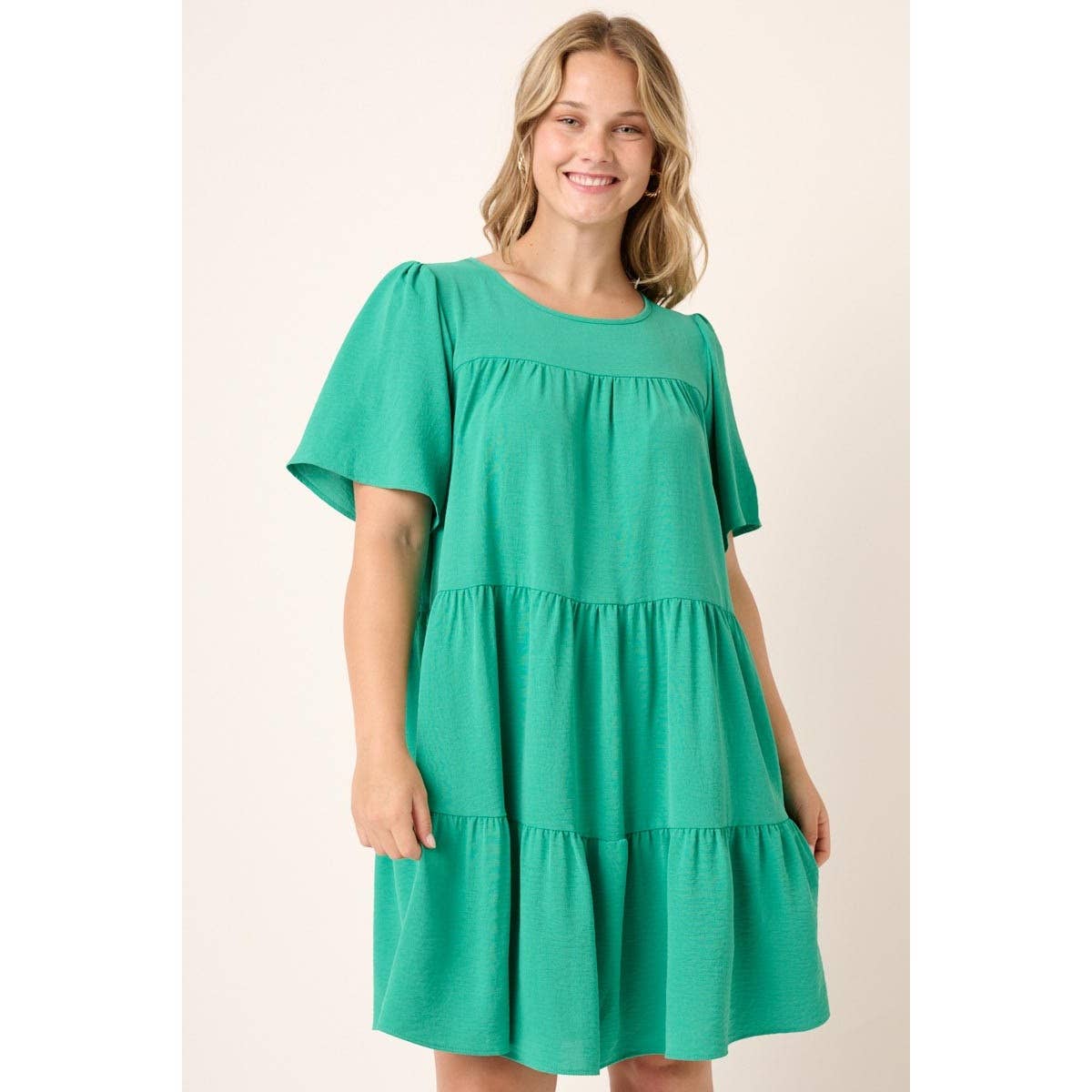 mittoshop – Großhandel Kleid – Damen – PLUS AIRFLOW MINIKLEID MIT RÜSCHENSTUFEN UND KURZEN ÄRMELN14