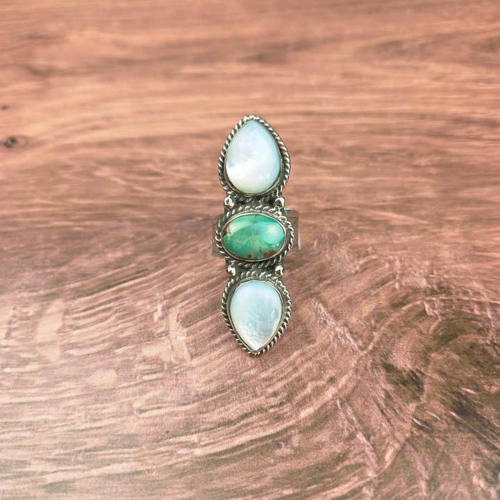 Bague tibétaine ajustable en turquoise véritable et perles pour la vente par ZINC Designs