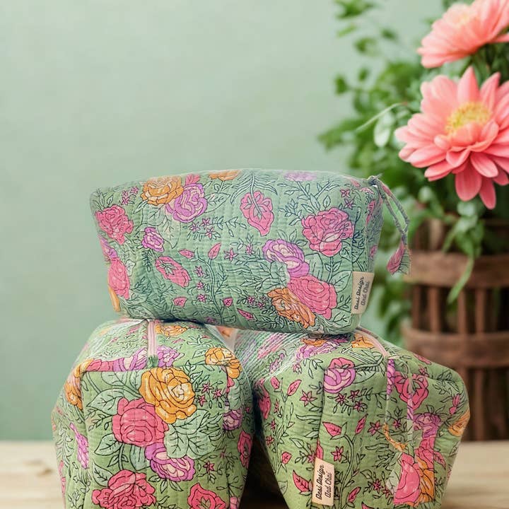 Grande trousse de toilette imperméable imprimée au bloc et faite à la main (Copie) pour la vente par Desi design and chai