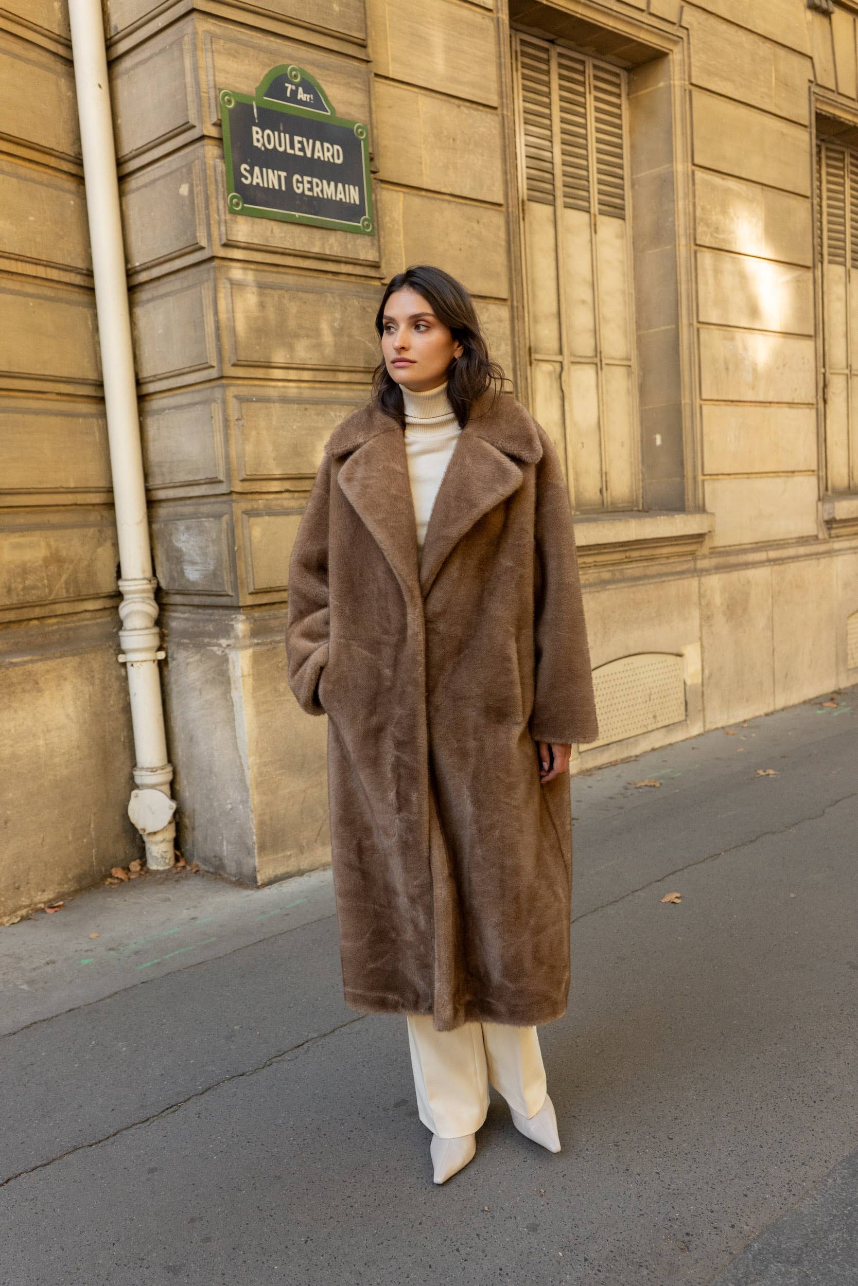 Attentif Paris - Wholesale Fur/Faux Fur Coat - Women's - Long synthetic fur coat with lapel collar34