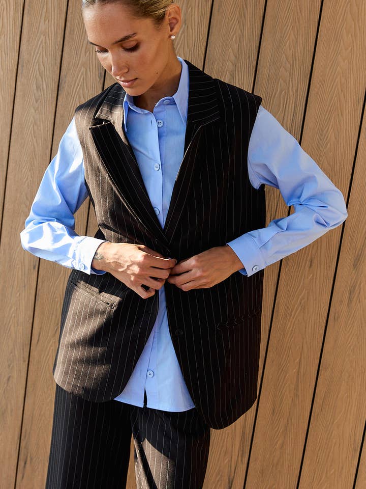 Colete comprido preto com estampa às riscas por atacado de Azuri Fashion Group