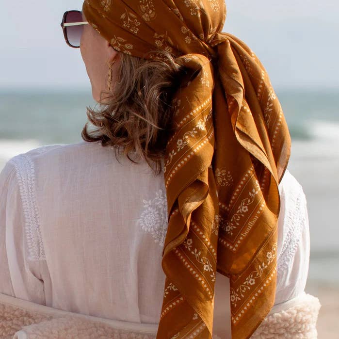 Grande sciarpa in cotone - Fiori Indiani zafferano e ulteriori Risultati per sciarpe indiane all'ingrosso. Resi gratuiti e termini di pagamento a 60 giorni su Faire in tendenza su Faire.