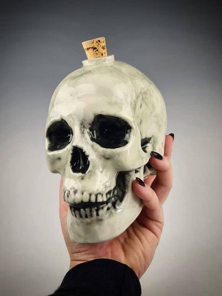 Carafe de tête de mort pour la vente par Wrong World Ceramics