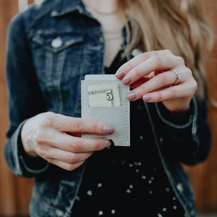 Le portefeuille porte-cartes minimaliste pour la vente par Perennity Home & Gift