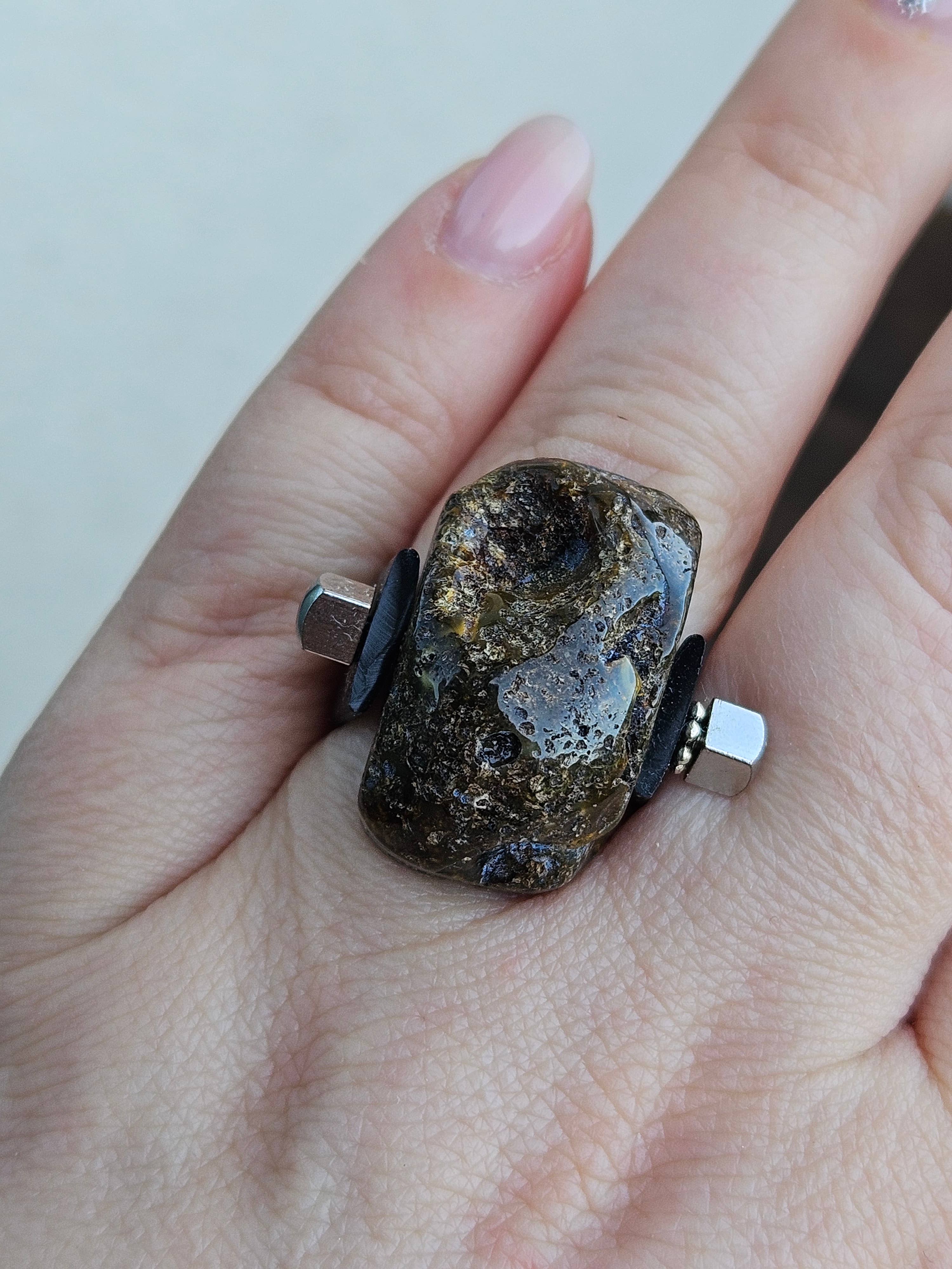 AmberLithuania - Vendita all'ingrosso Anelli cocktail/statement - Anello in ambra regolabile unisex con cristallo6