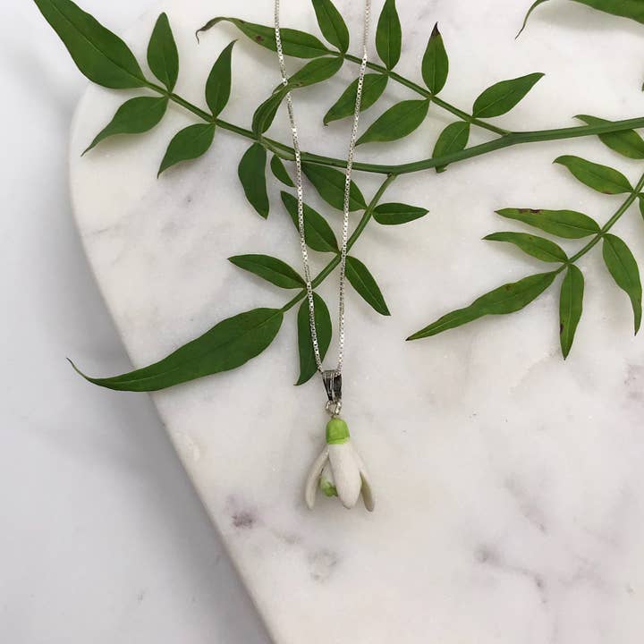 Hop Skip & Flutter - Venta al por mayor Collares con colgantes/abalorios - Collar de campanilla de porcelana/collar de campanilla/campanilla