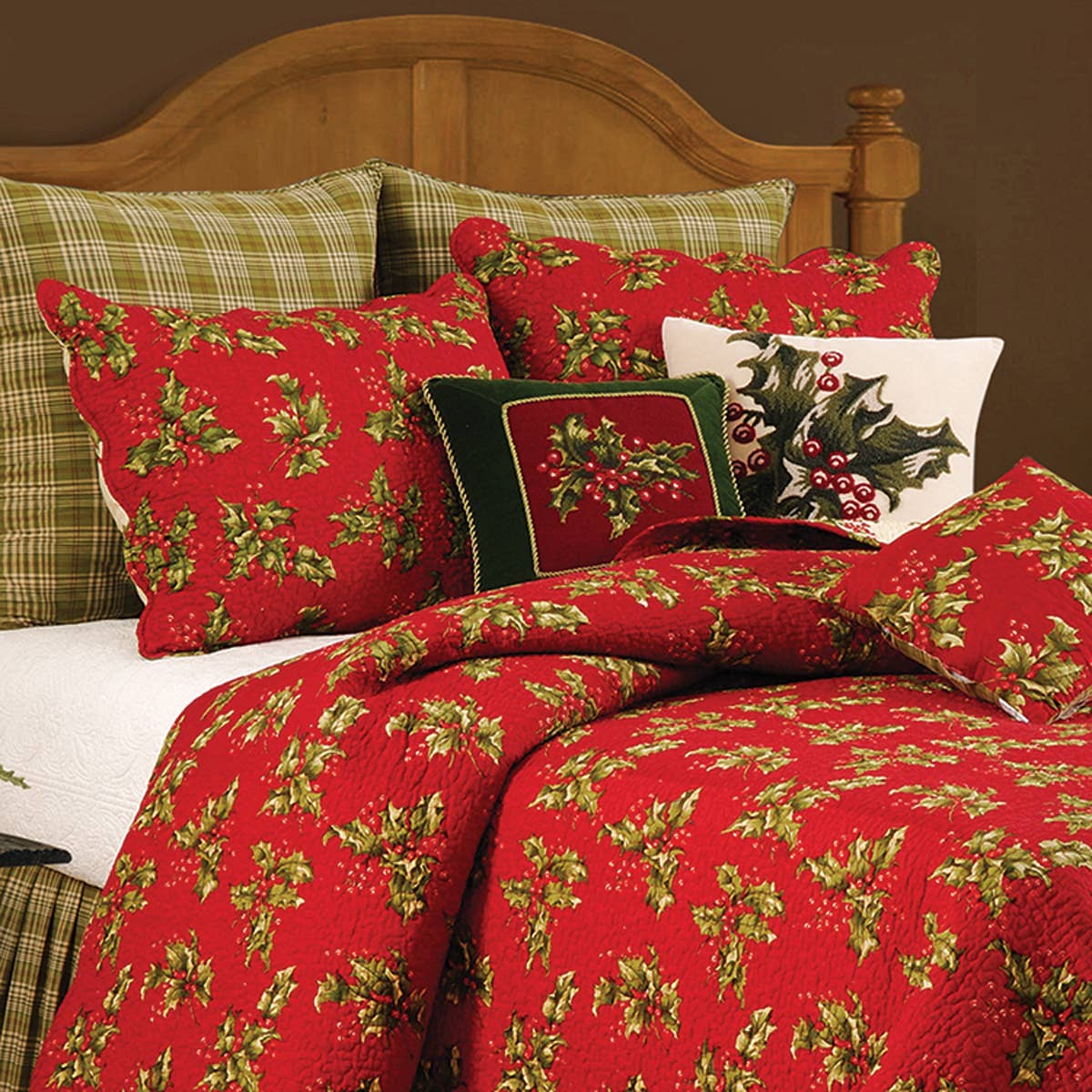 C&F Home - Wholesale Quilt - Christmas Holly Red Full/Queen Quilt1