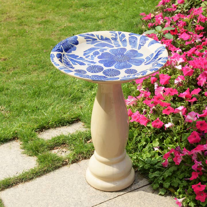 Birdbath - Tranquility en céramique en bleu et ivoire pour la vente par Hi-Line Gift Ltd.