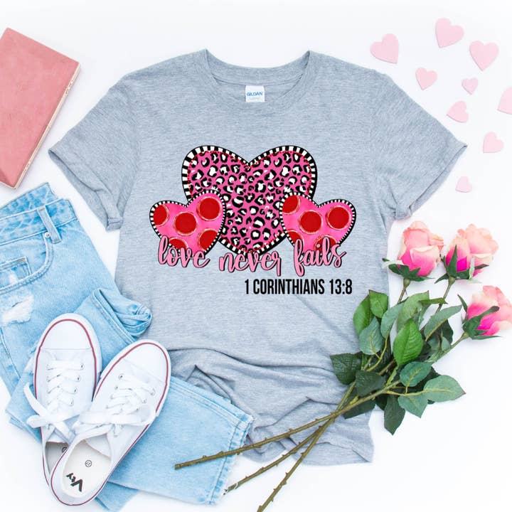 Camiseta estampada Love Never Fails por atacado de Londas Trendy Tees