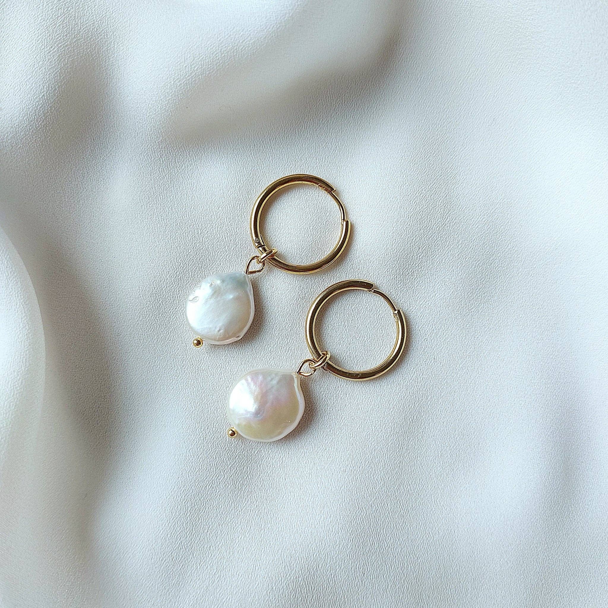 DUESTELLE ITALIA – wholesale Huggieörhängen – Bianca hoops - 2-i-1 huggie-örhängen med pärlberlocker5