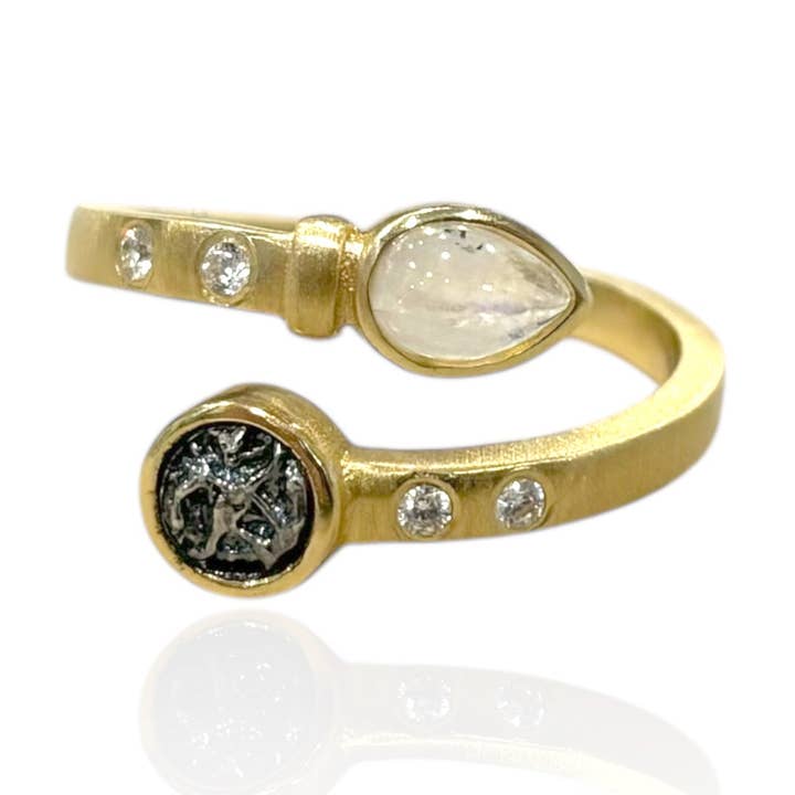 Anello Raggio di Pietra di Luna Arcobaleno Dorato per la vendita all'ingrosso da parte di TAT2 DESIGNS