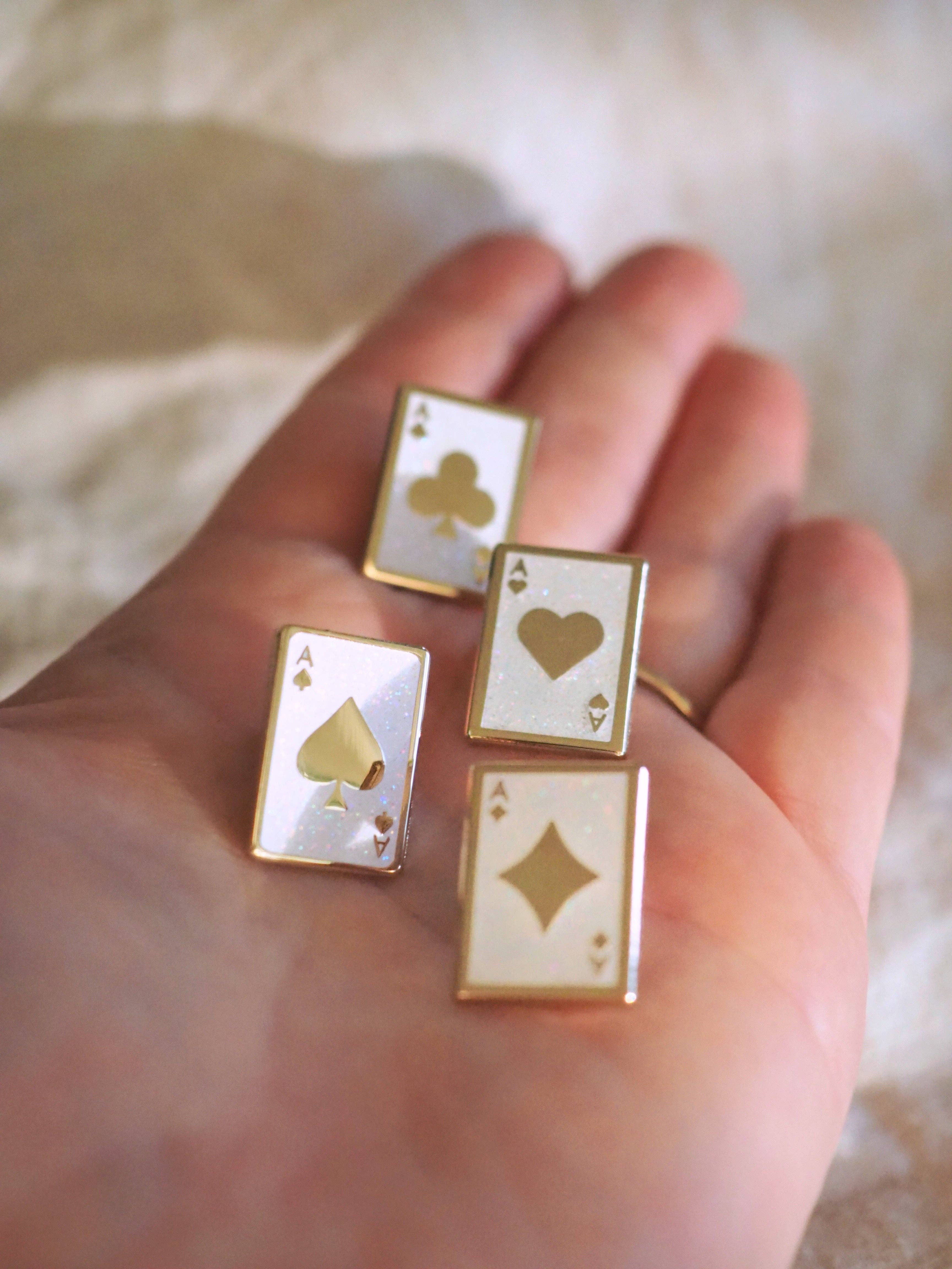 LanaBetty – wholesale Nål och knapp för kavajslag – Ace of Hearts Pin - Kavajnål2