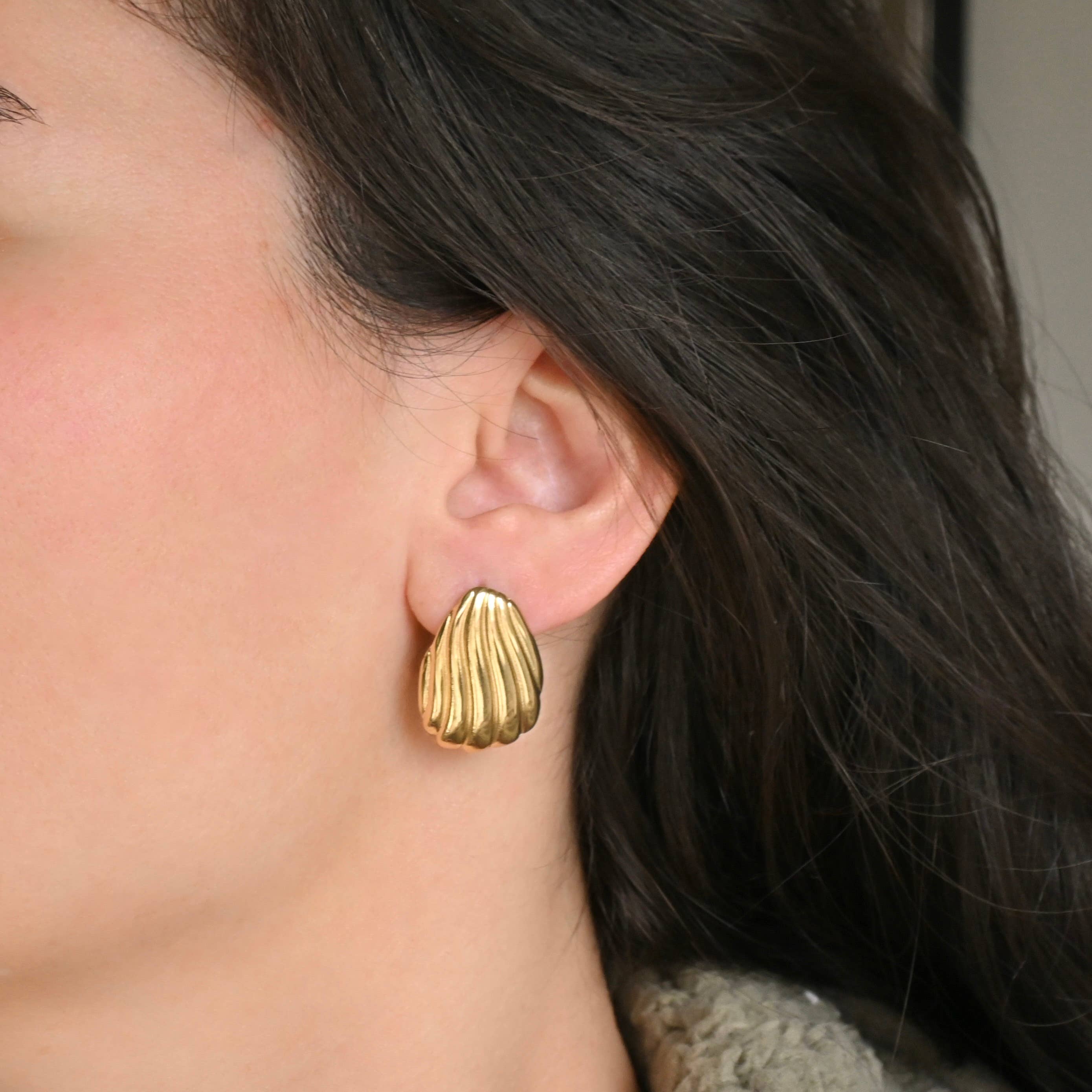 Blueyejewelry - Vendita all'ingrosso Orecchini pendenti - Orecchini Geometrici - Orecchini a Conchiglia Impermeabili con Creste1