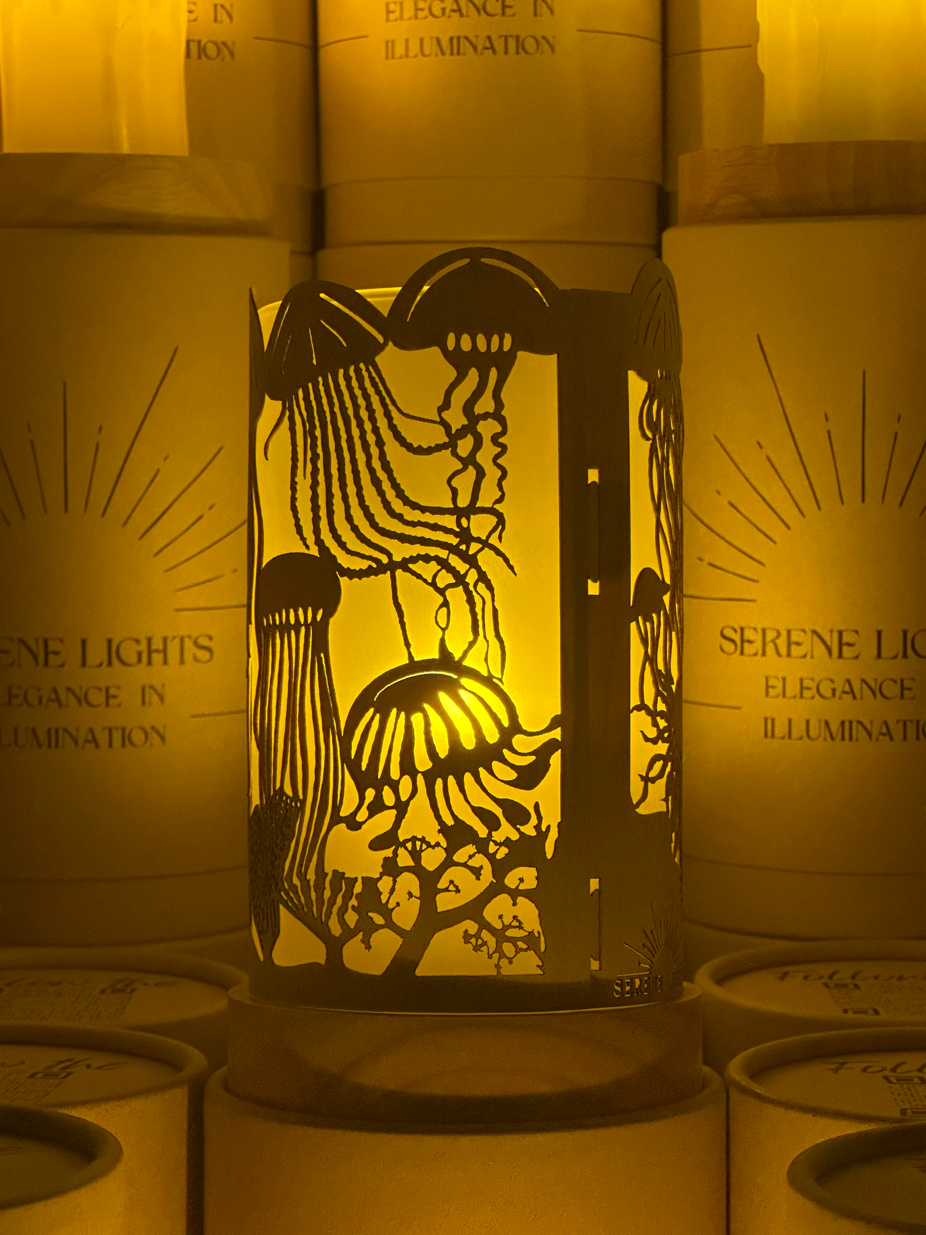 Serene Lights - Venta al por mayor Artículo decorativo de mesa - JellyFish, portavelas decorativo con grabado láser, chapa de madera hecha a mano, vela LED recargable4