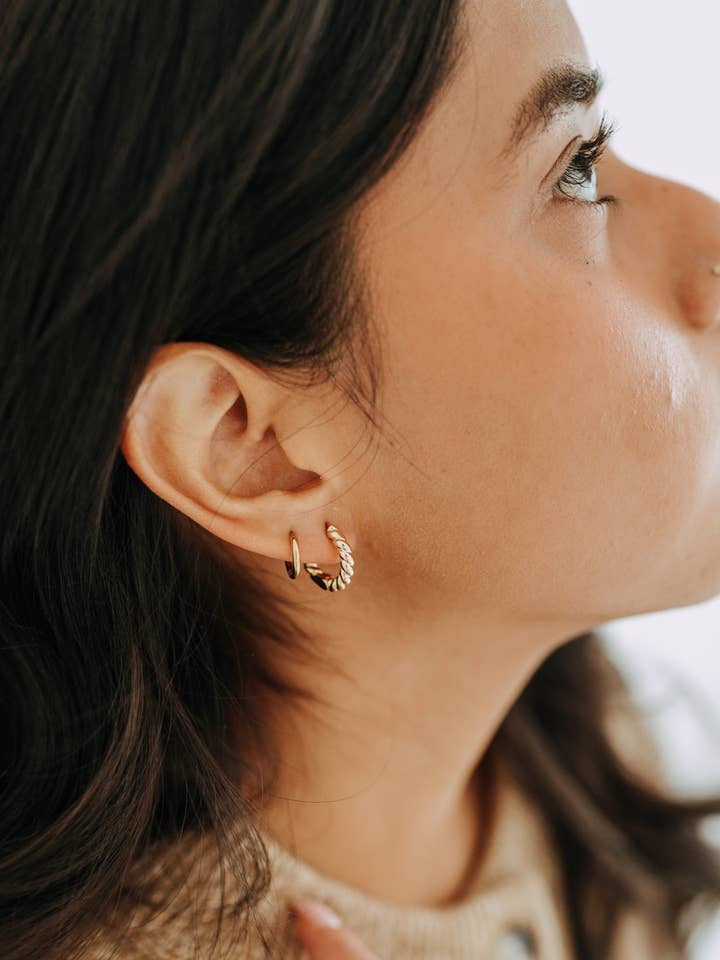 Les créoles Goldie Twist pour la vente par Sydney Rose Co.