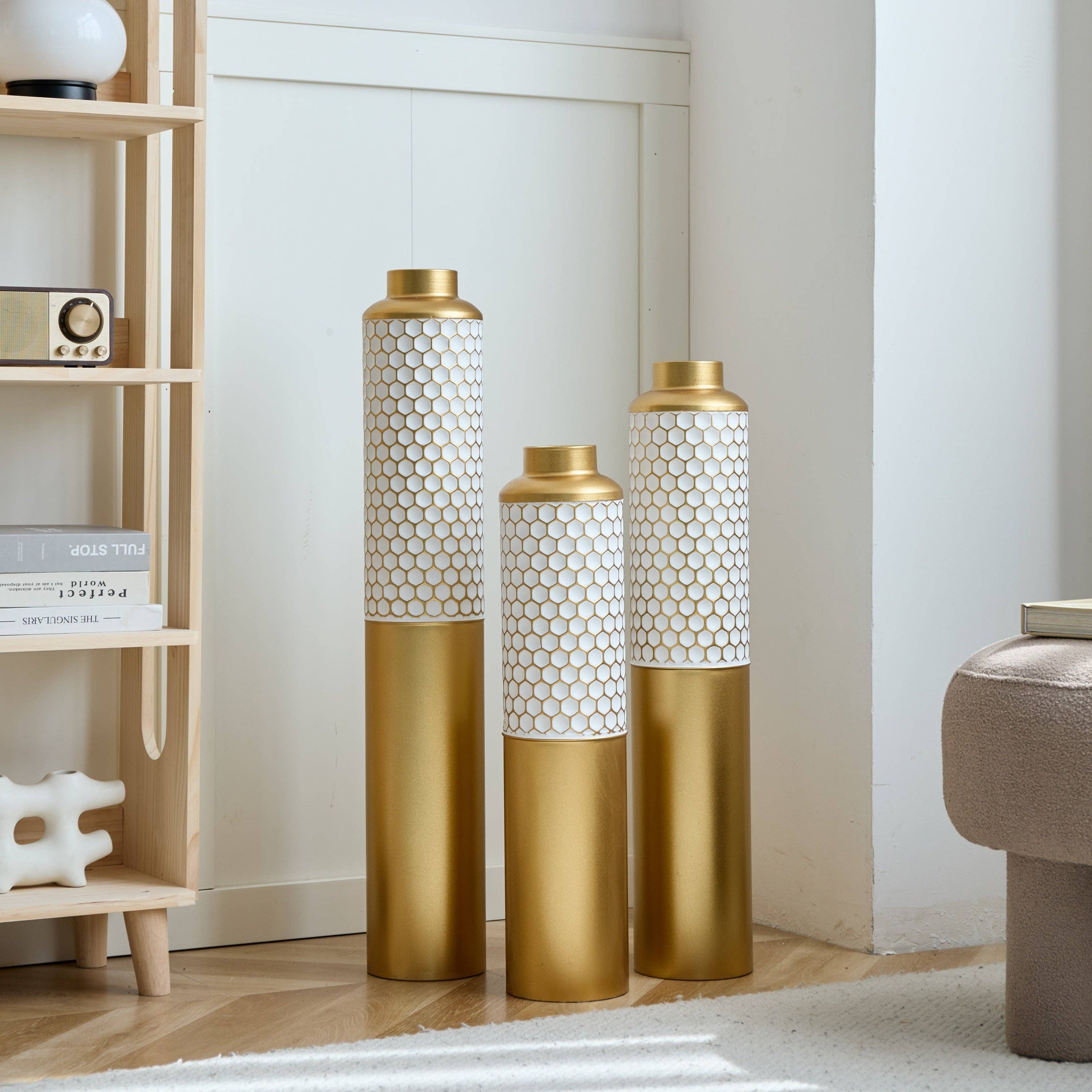 39F Inc. - Vente Vases - Ensemble de 3 vases de sol en métal doré et blanc en forme de goutte20