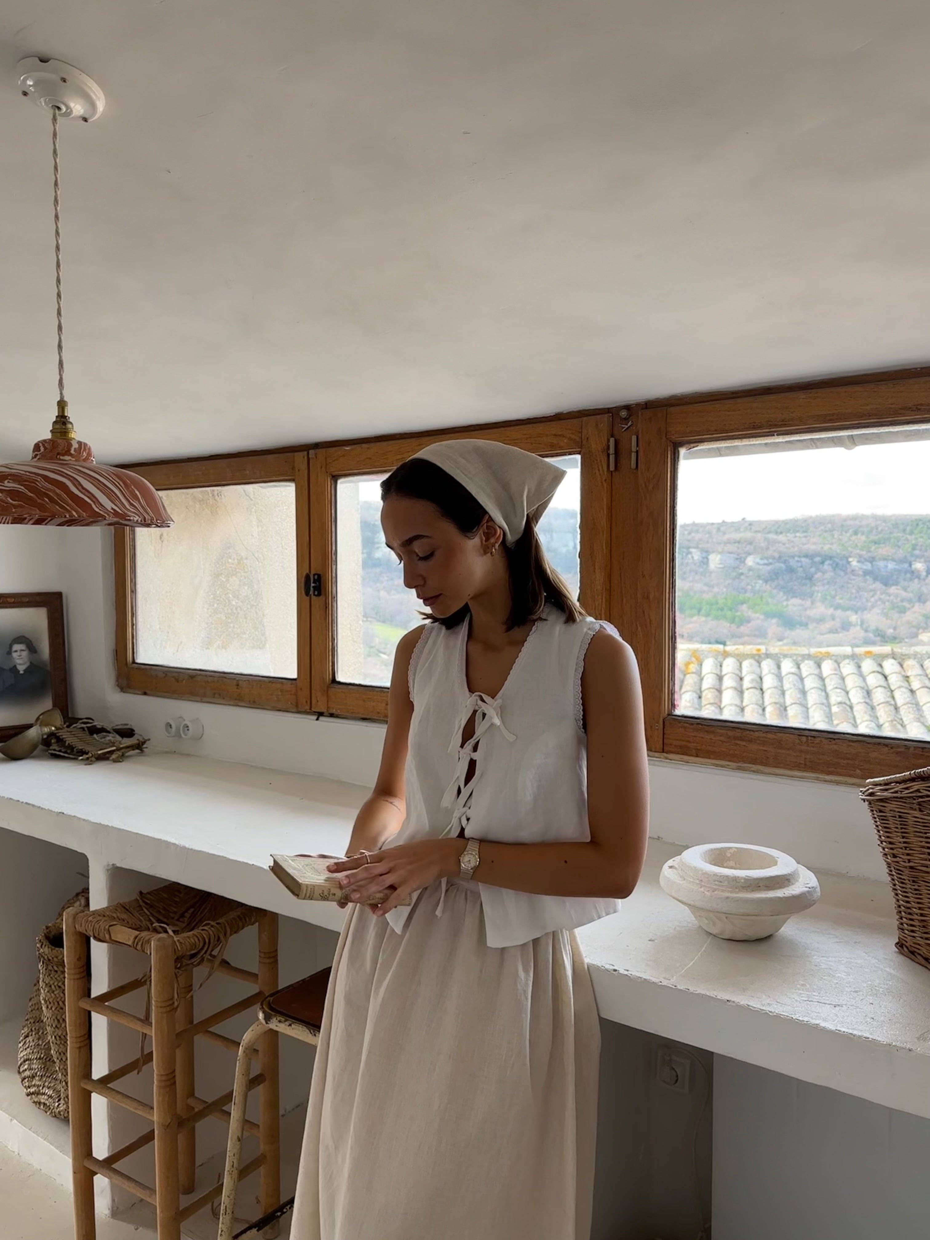 Bianco Top Vega in lino 100% senza maniche con inserti in pizzo e scollo a V in vendita all'ingrosso su Faire4