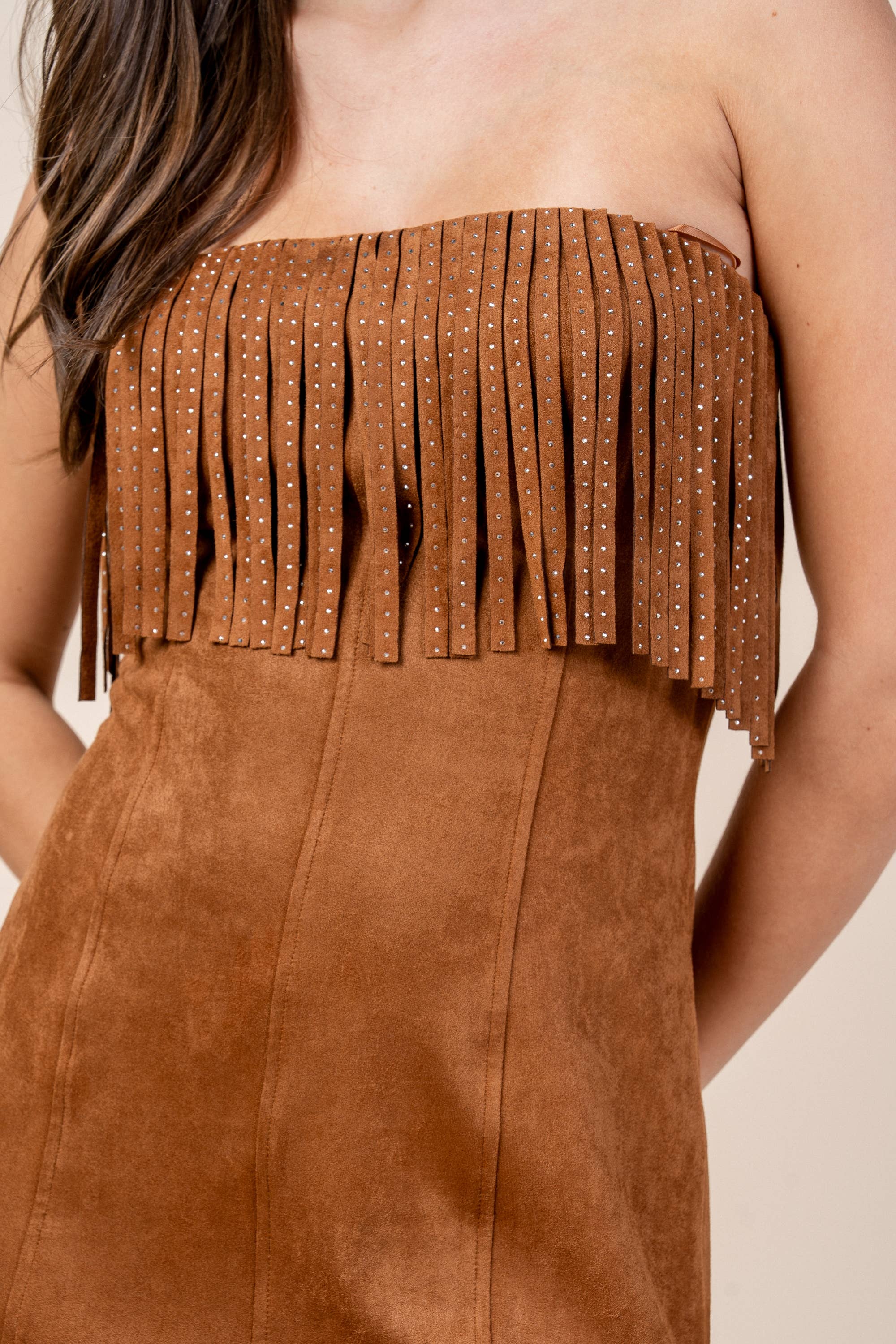 MARRON CD30251N / ROBE COURTE TUBE EN DAIM PIERRE AVEC FRANGES en vente sur Faire6