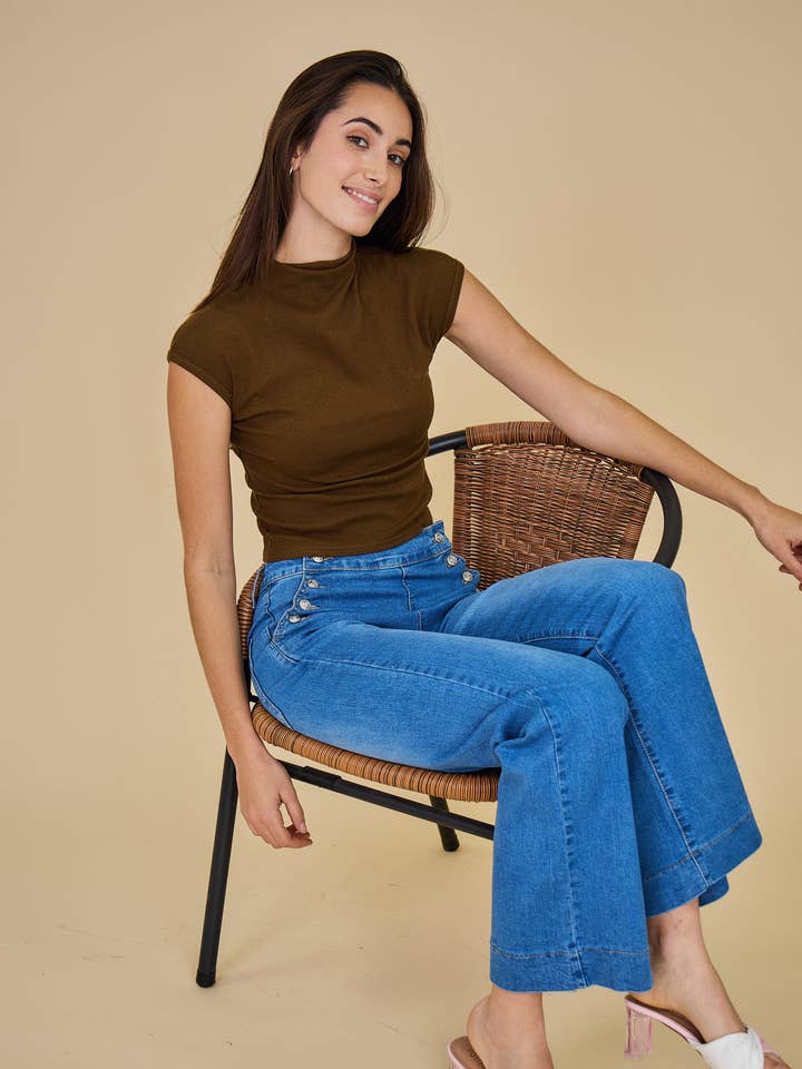 Damen-Jeans mit weitem Bein und Knopfleiste – ANA & LUCY für den Großhandel von ANA & LUCY