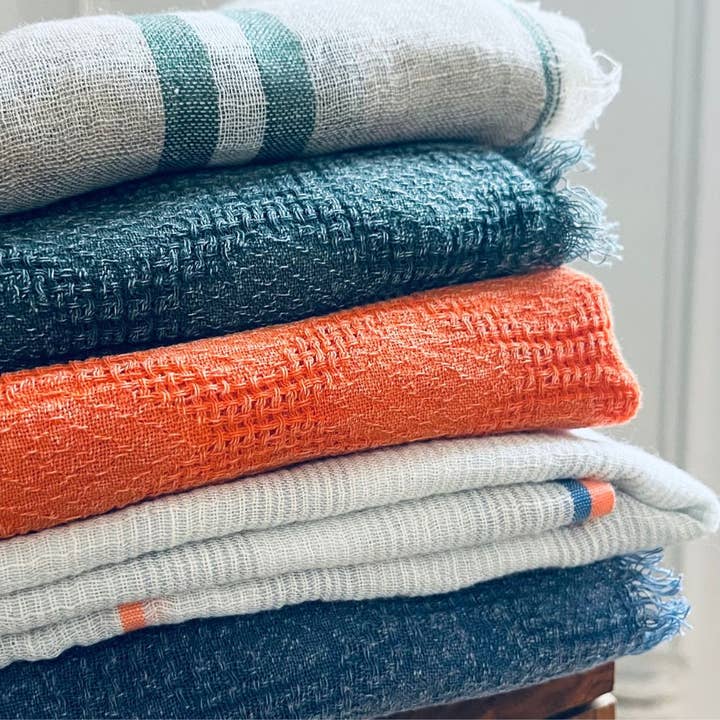 Confezione da 10 sciarpe uomo - Toni verde/arancione/blu - Cotone e lino per la vendita all'ingrosso da parte di AV08 PARIS