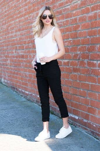 VENTI6 – Großhandel Hose – Damen – SOLIDE KNITTERFALTEN-JOGGER MIT KORDELZUG (50060)6