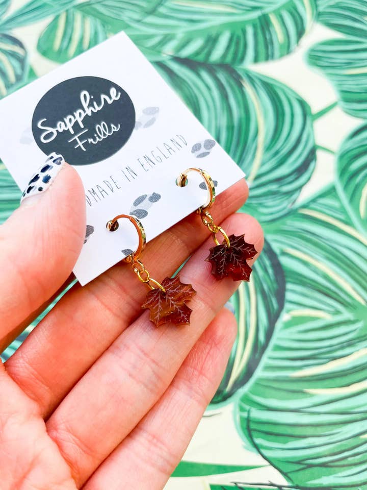 Boucles d'oreilles créoles en acrylique à feuille d'érable marbrée pailletée marron de 1 cm pour la vente par Sapphire Frills Ltd